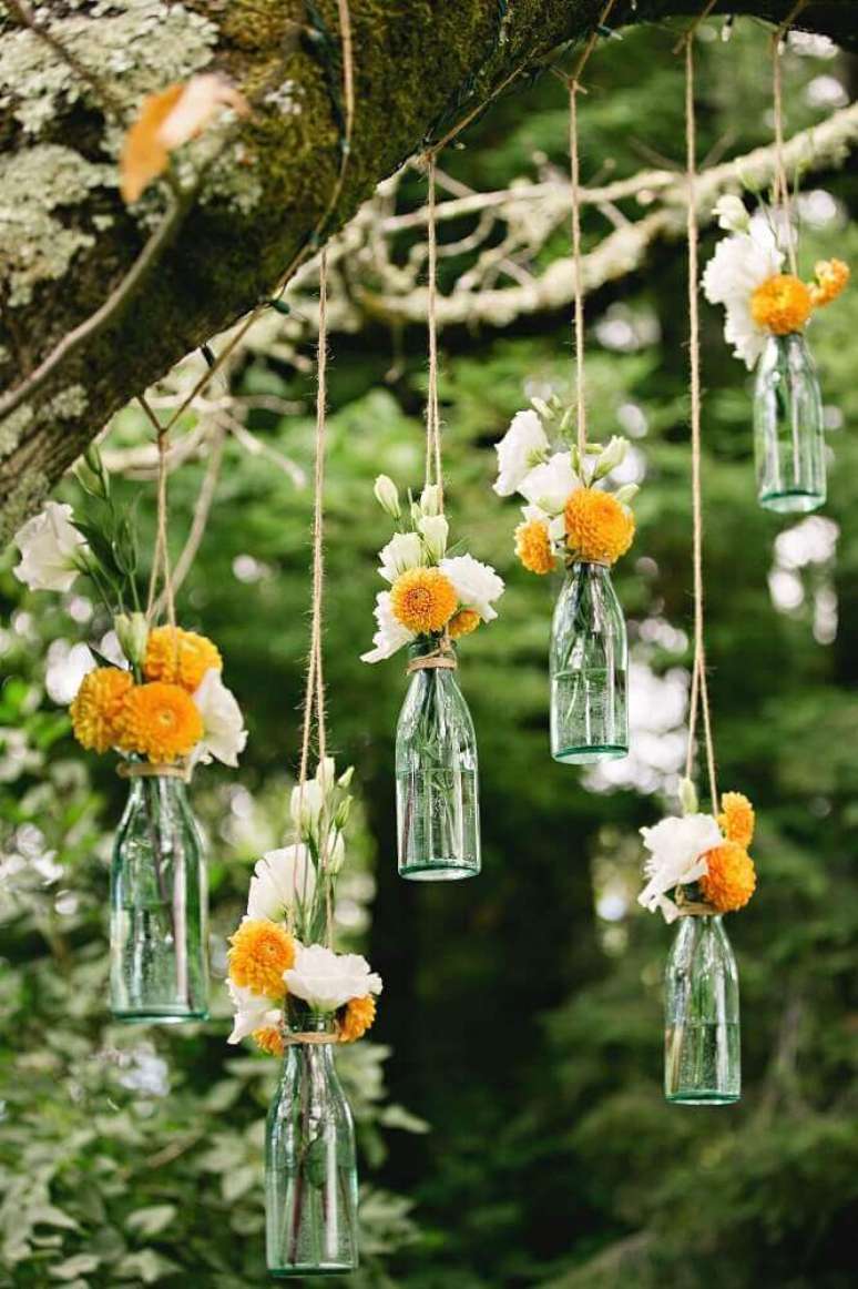 18. Decoração para casamento em casa com vasinhos de flores pendurados em árvores – Foto: My Wedding