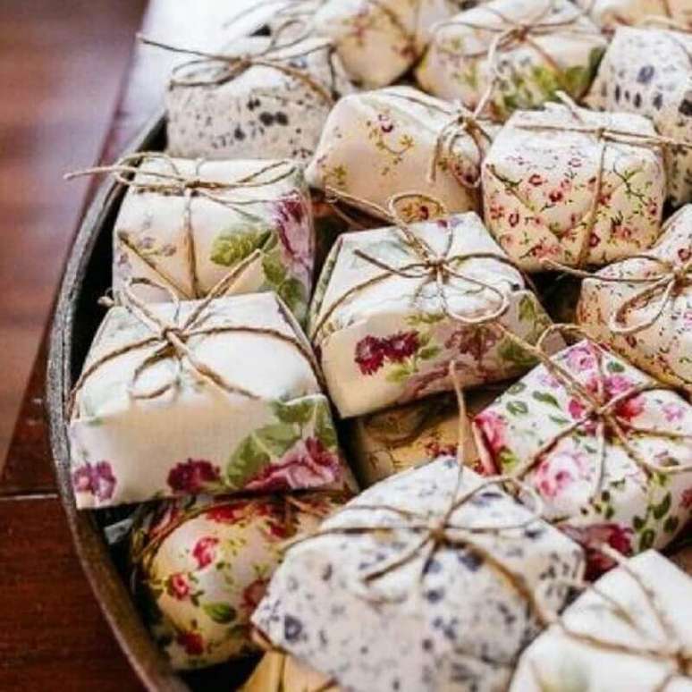 19. Bem casado são lembrancinhas de casamento super tradicionais e não podem ficar de fora da festa de casamento em casa – Foto: Pinterest