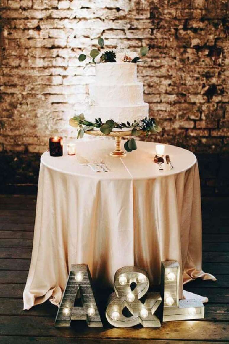20. Bolo simples de tr&ecirc;s andares para festa de casamento em casa &ndash; Foto: Pinterest