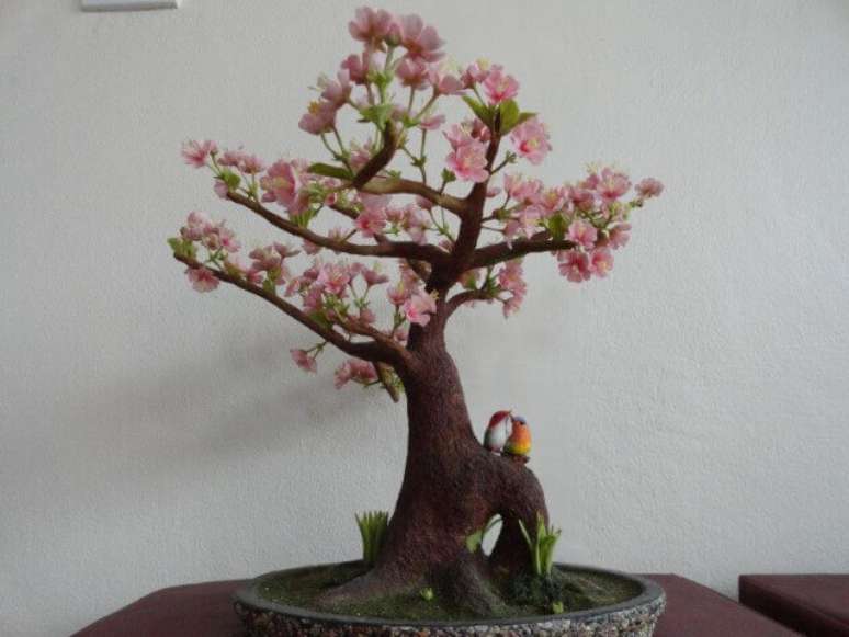 31. Bonsai com pássaros decorativos. Foto de Watch Flower