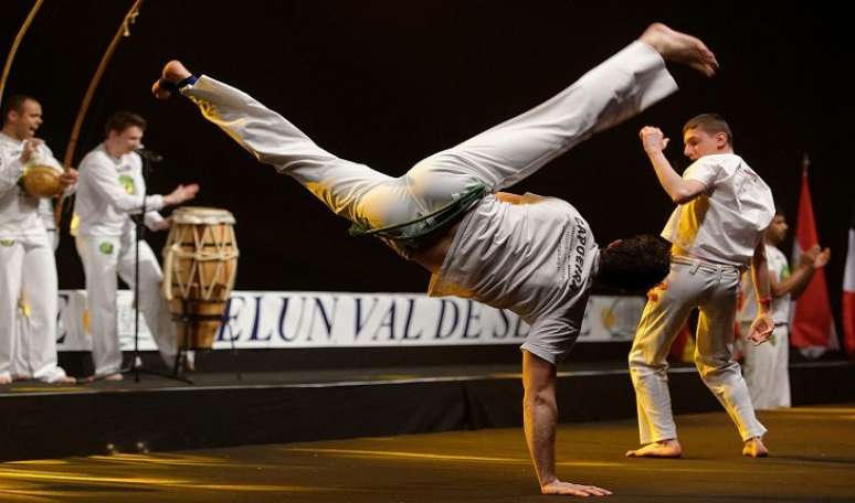 Capoeira: uma arte marcial brasileira disfarçada de dança. Foi criada por escravos, que eram proibidos de praticar qualquer tipo de luta pelos senhores de engenho. A técnica é caracterizada por golpes e movimentos ágeis e complexos, com chutes, rasteiras, cabeçadas, cotoveladas, joelhadas e acrobacias no chão ou aéreas. “Trabalha o corpo inteiro e exige muita flexibilidade, força e agilidade de membros inferiores”, coloca Vitor. Em novembro de 2014, a capoeira recebeu o título de patrimônio cultural imaterial da humanidade pela UNESCO. Perfil de aluno: são pessoas que se identificam não só com a proposta de resgate da cultura brasileira, mas com o ritmo e a musicalidade. Praticantes aprendem a lutar, a jogar, a tocar os instrumentos típicos (berimbau, capoeira, timba, pandeiro, triângulo) e a cantar com ritmos variados. (