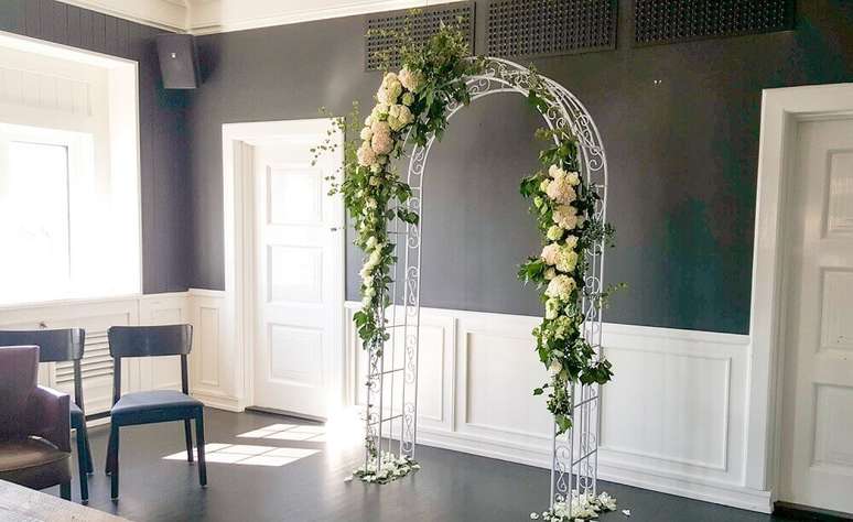 21. Decora&ccedil;&atilde;o bem clean para casamento simples em casa com altar decorado com estrutura de ferro e flores &ndash; Foto: Rosehagen