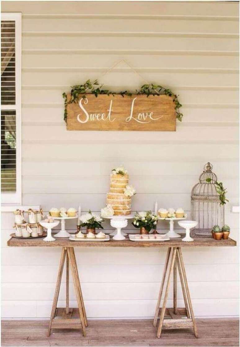 23. Decora&ccedil;&atilde;o simples para mesa do bolo de casamento em casa &ndash; Foto: Pinterest