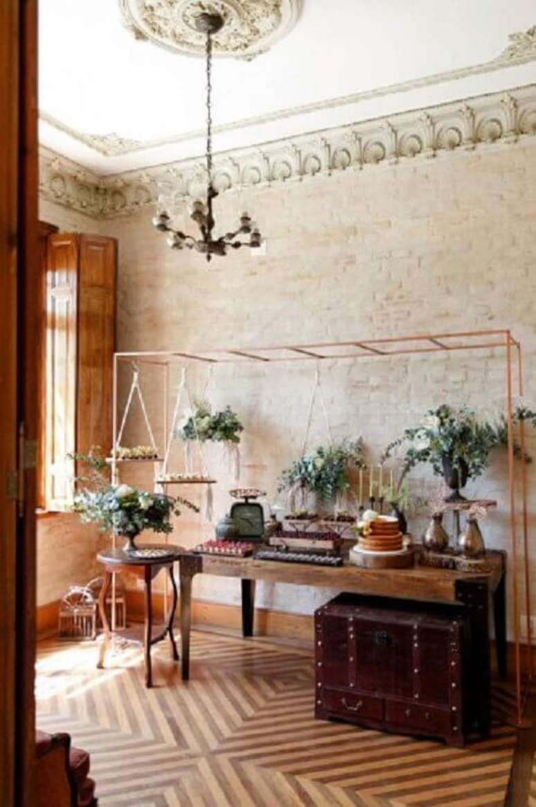 25. Casamento simples em casa com decorado com arranjos de flores e detalhes r&uacute;sticos &ndash; Foto: Pinterest&nbsp;