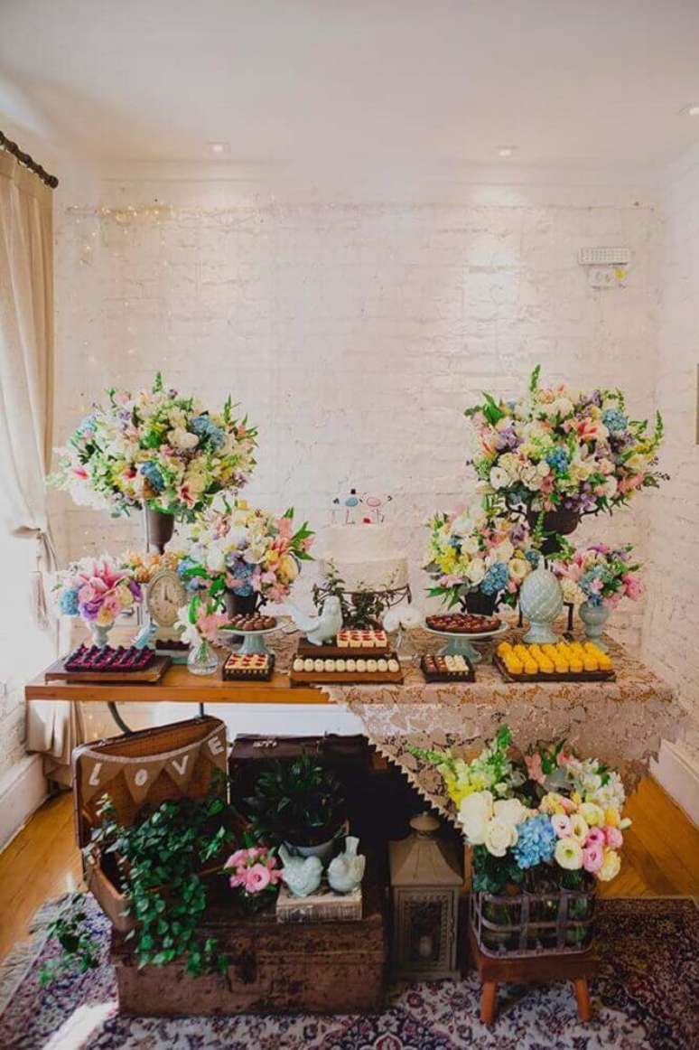 27. Decoração para festa de casamento em casa com arranjos de flores coloridas – Foto: Home Decoo