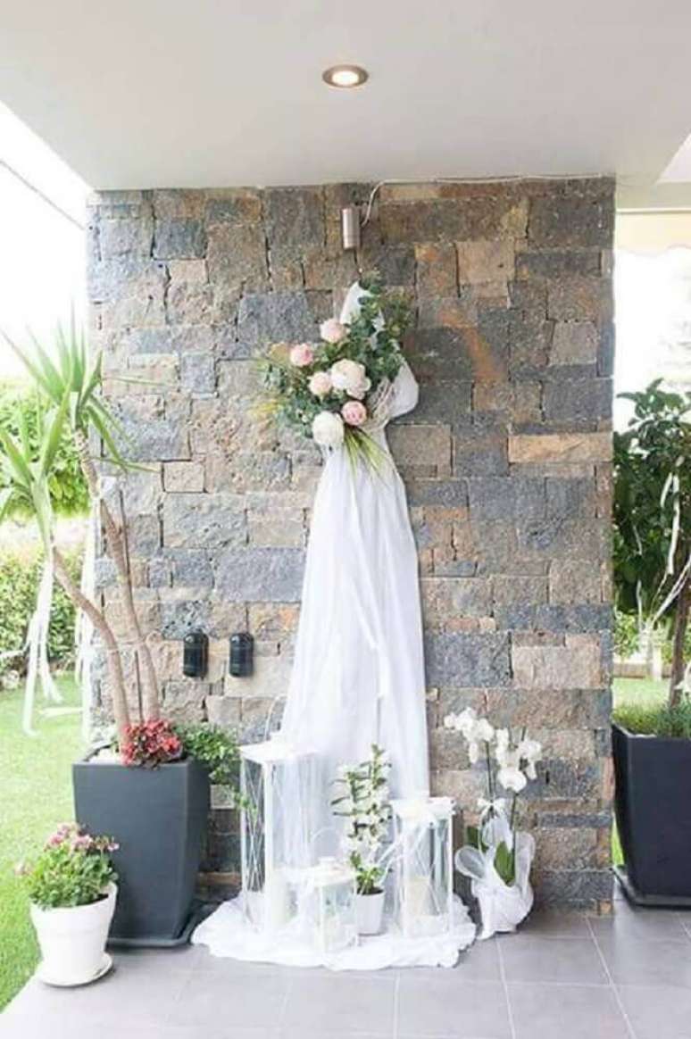 28. Casamento em casa decorado com véu de noiva e arranjos de flores – Foto: Pinterest