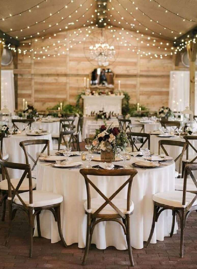 29. Crie um clima bem aconchegante para a festa de casamento em casa utilizando uma boa ilumina&ccedil;&atilde;o &ndash; Foto: Vari&eacute;t&eacute;s Guide D&eacute;cor