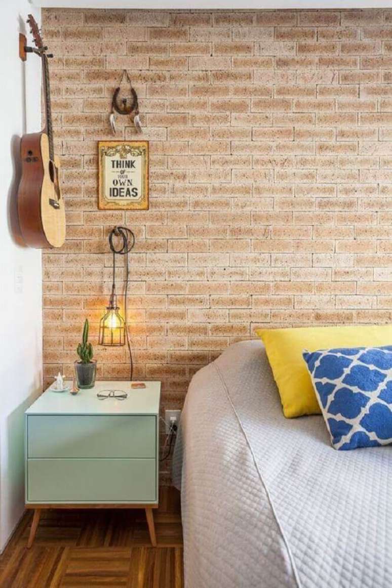 13. Decora&ccedil;&atilde;o de quarto com papel de parede tijolinho e criado mudo com p&eacute;s palito &ndash; Foto: Pinterest