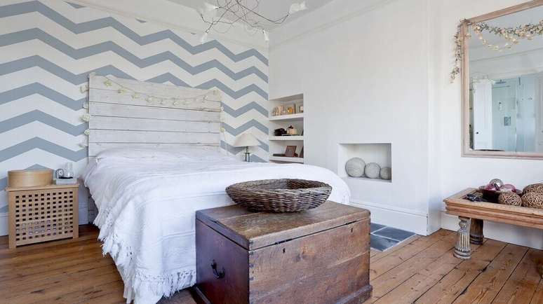 18. Criado mudo de madeira para quarto de casal com papel de parede zig zag azul e branco – Foto Dobrzemieszkaj