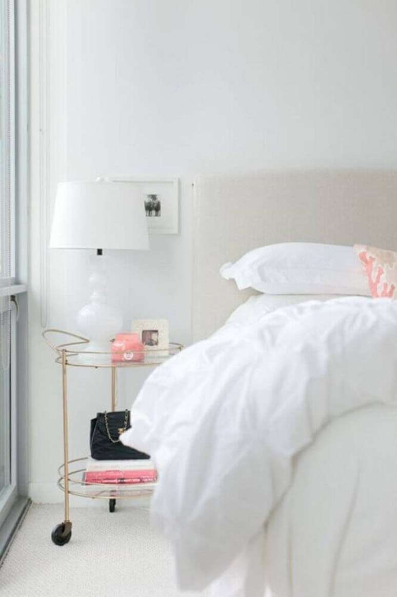 19. Alguns modelos de criado mudo s&atilde;o perfeitos para levar mais delicadeza para a decora&ccedil;&atilde;o do quarto &ndash; Foto: Coco + Kelley