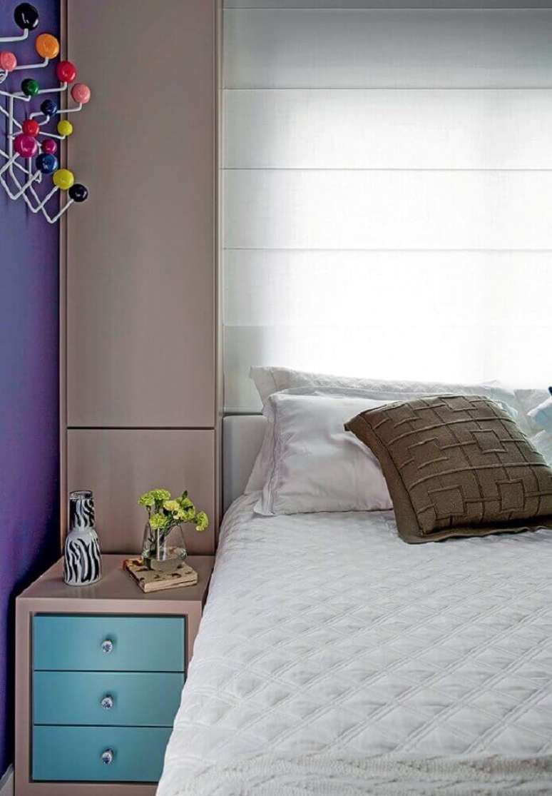 26. Modelo de criado mudo pequeno para quarto com parede roxa – Foto: Engeprimus
