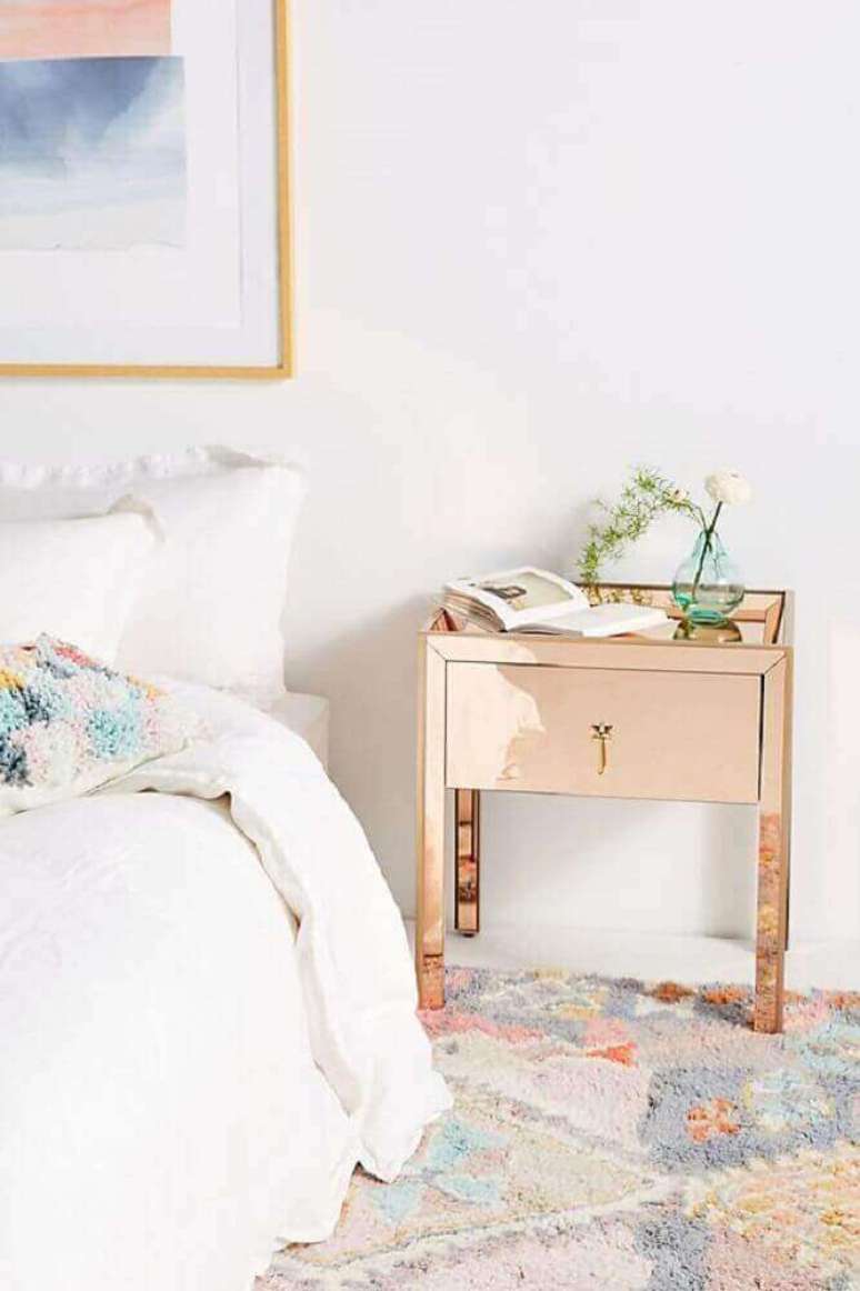 28. Alguns modelos de criado mudo espelhado tamb&eacute;m podem vir em cores diferentes como o ros&eacute; e o dourado &ndash; Foto: Pinterest