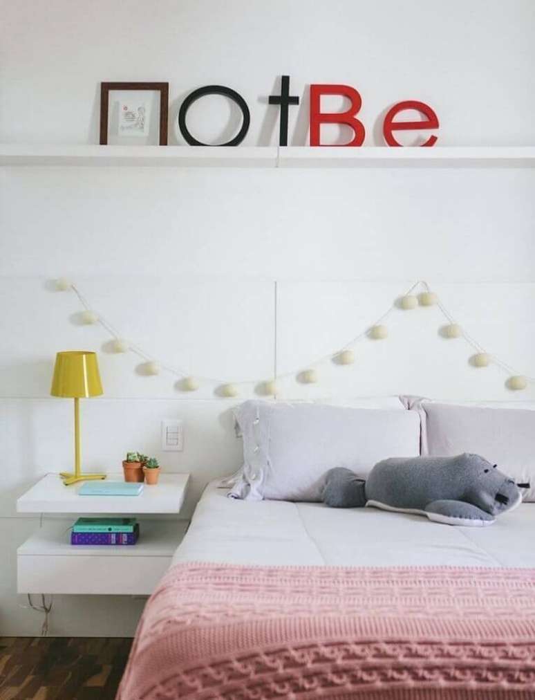 29. Decora&ccedil;&atilde;o clean para quarto com criado mudo suspenso &ndash; Foto: Assetproject