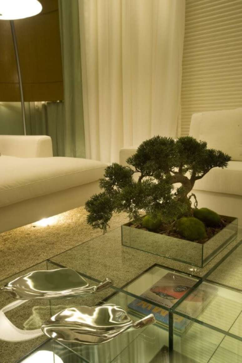 7. Decoração com bonsai na sala de estar. Foto de Aquiles Nicolas Kilaris