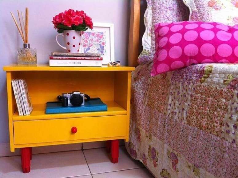 31. Saiba escolher os modelos de criado mudo certo para colocar mais cor e alegria na decoração do quarto – Foto: Cama Amarela