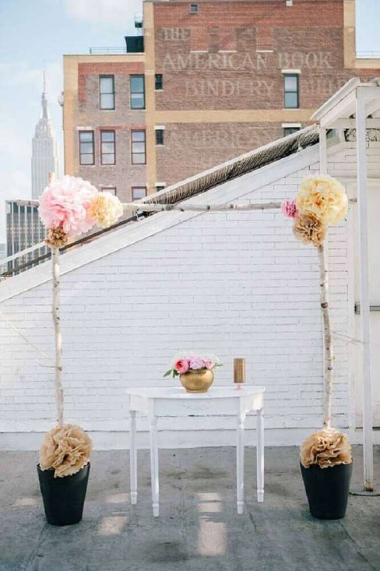 30. Decoração para altar em casamento em casas simples com flores de papel – Foto: Pinterest