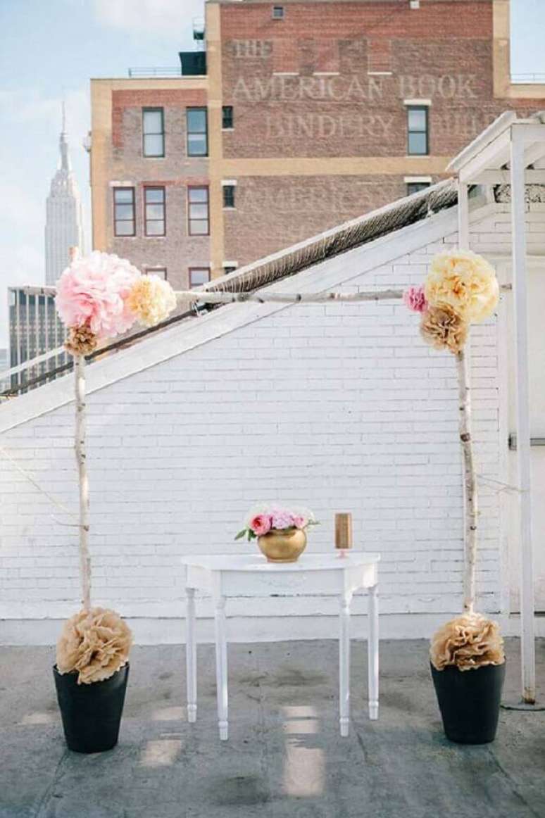 30. Decora&ccedil;&atilde;o para altar em casamento em casas simples com flores de papel &ndash; Foto: Pinterest