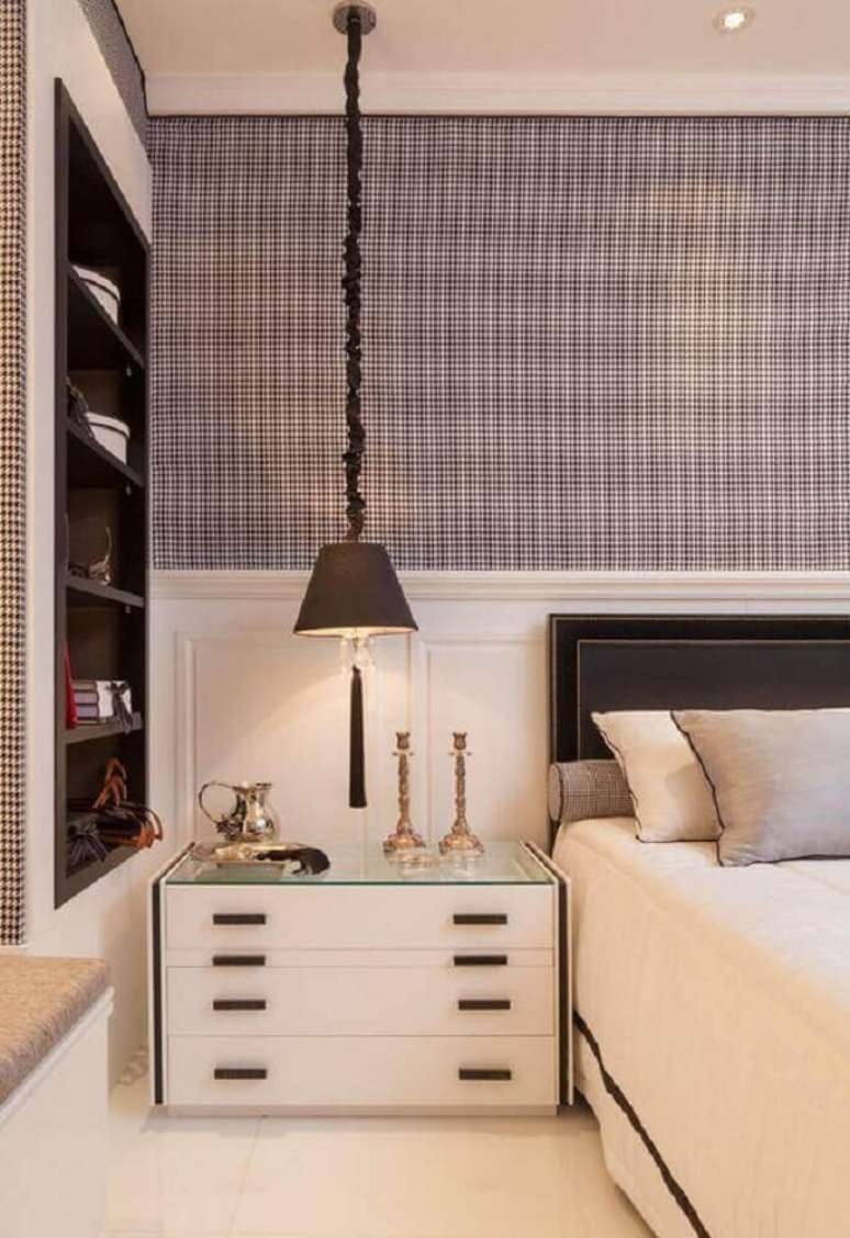 36. Decoração com papel de parede xadrez e criado mudo para quarto de casal com pendente preto – Foto: Pinterest