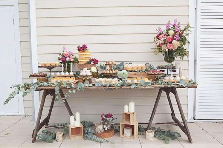 32. Velas e flores n&atilde;o podem faltar na decora&ccedil;&atilde;o da festa de casamento em casa &ndash; Foto: Simple Rustic