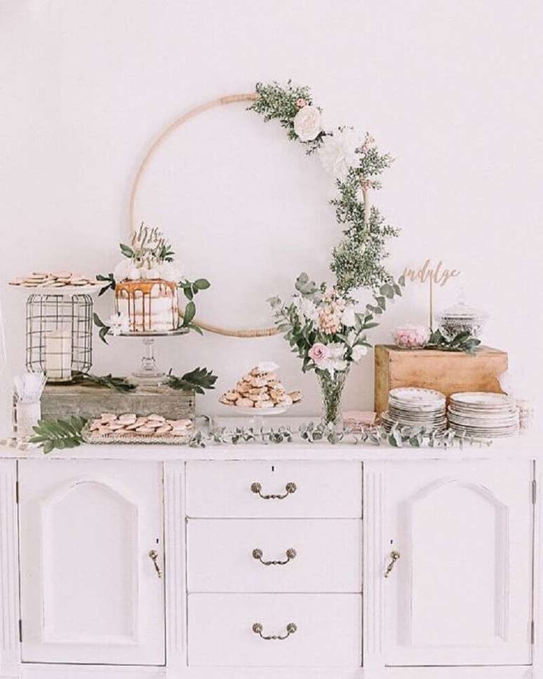 5. Utilize alguns móveis da casa para compor a decoração do casamento – Foto: Pinterest