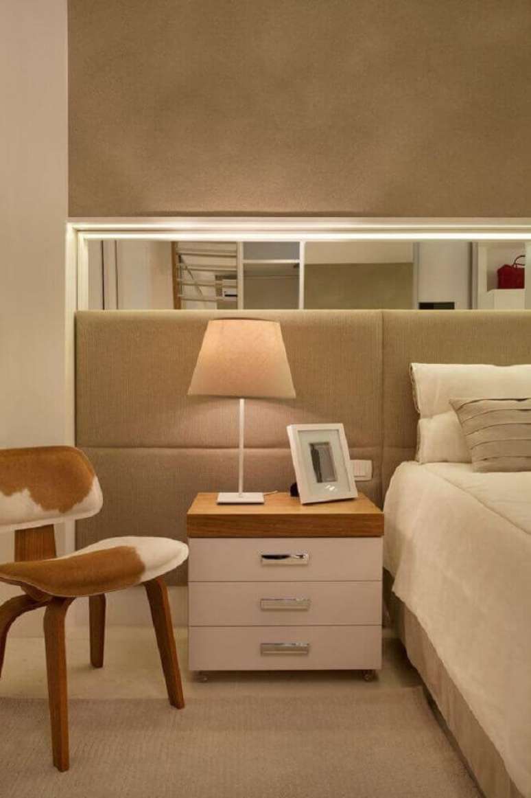 38. Decora&ccedil;&atilde;o em tons de bege para quarto com criado mudo &ndash; Foto: Perfeita Ordem