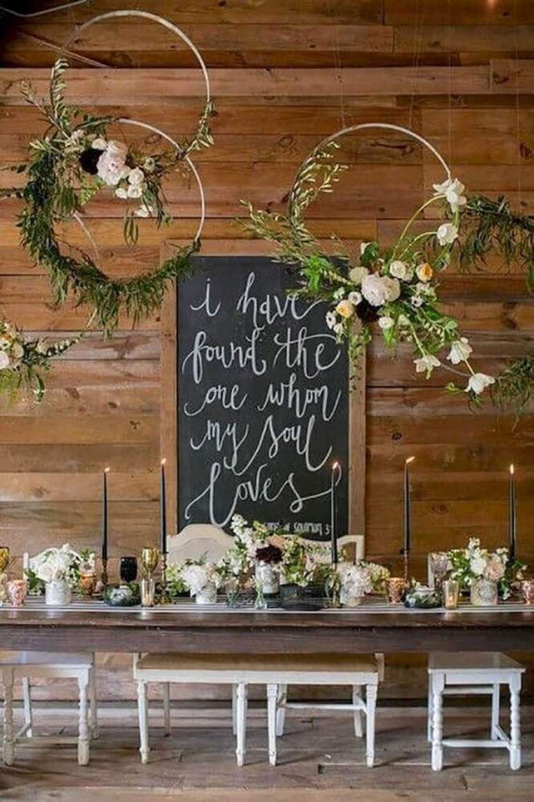 37. Decora&ccedil;&atilde;o de casamento em casa com arcos de metal decorados com folhagens &ndash; Foto: DIY Ideas Designs