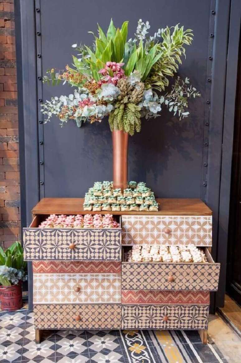 6. Os m&oacute;veis da casa podem ser usados como apoio para lembrancinhas no casamento simples em casa &ndash; Foto: Pinterest