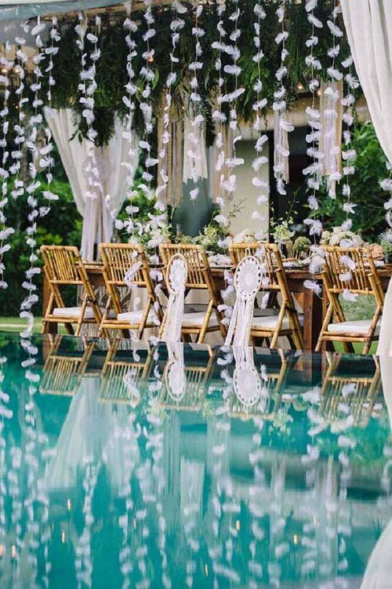 38. Casa com piscina merece uma decoração especial para a festa de casamento em casa – Foto: Home Decoo