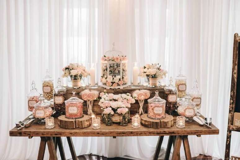 39. Decoração para mesa de casamento em casa com detalhes rústicos – Foto: Wed Me Good