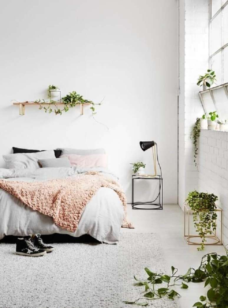 49. Decoração escandinava para quarto com modelo de criado mudo minimalista – Foto: We Heart It