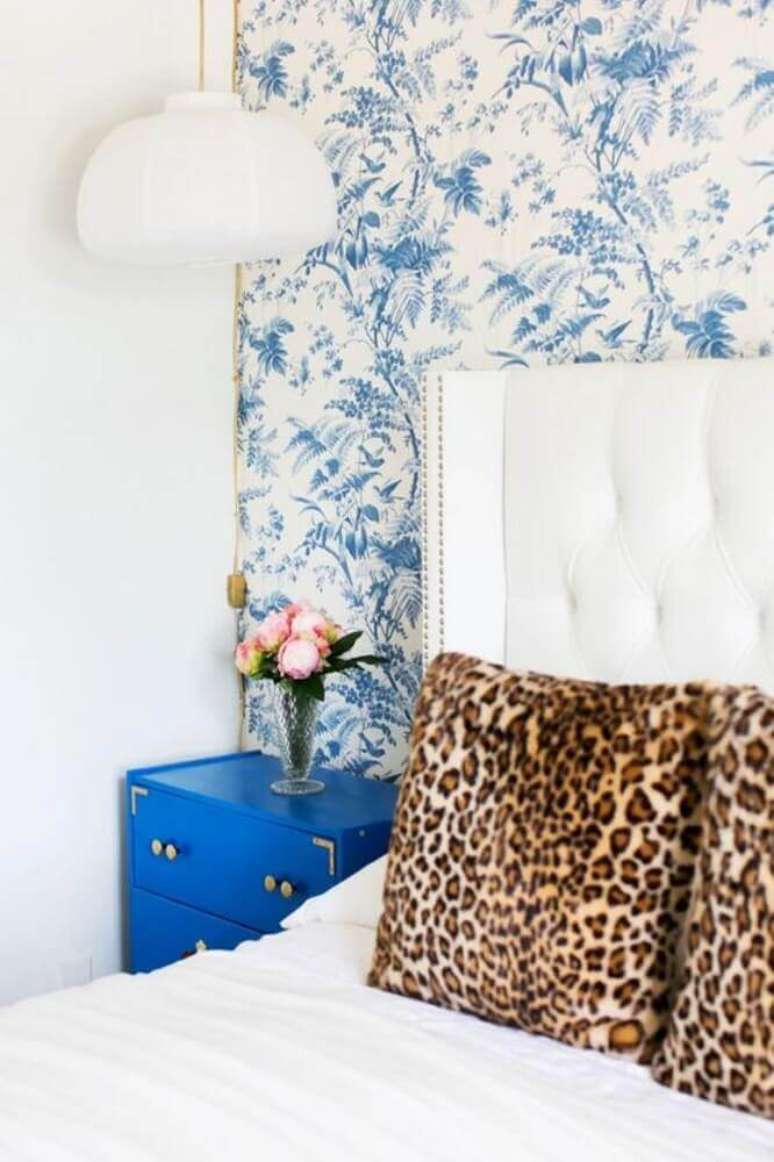 50. Que tal pintar o criado mudo em tons bem fortes para colocar mais cor na decoração do quarto? – Foto: Antic&Chic