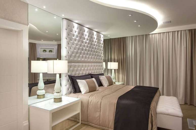 6. Modelos de criado mudo para quarto de casal com gaveta espelhada &ndash; Foto: Iara Kilaris