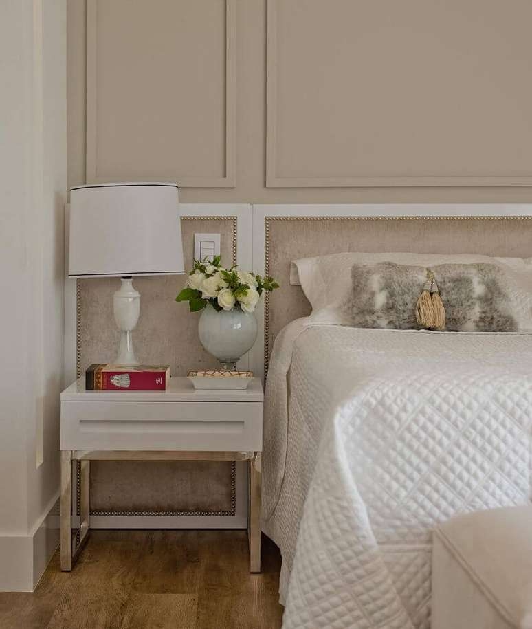 56. Decora&ccedil;&atilde;o cl&aacute;ssica com abajur e criado mudo para quarto de casal &ndash; Foto: Espa&ccedil;o do Traco Arquitetura