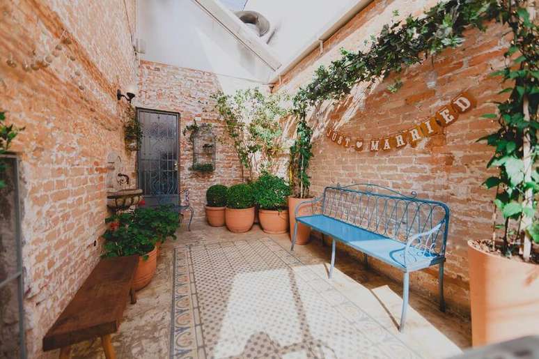 43. Decoração simples e rústica para casamento em casa – Foto: Mariée