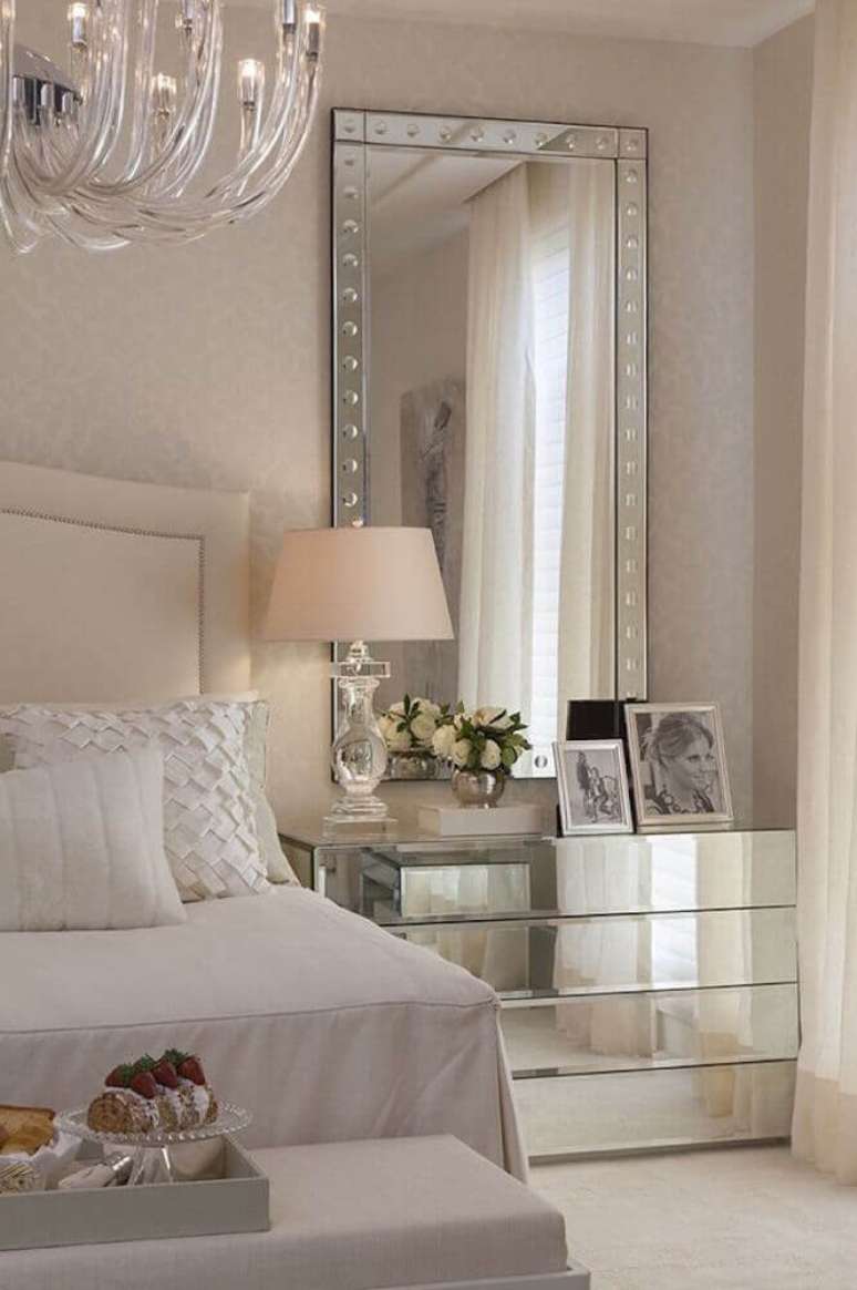 5. Decoração sofisticada para quarto de casal com criado mudo espelhado – Foto: Pinterest