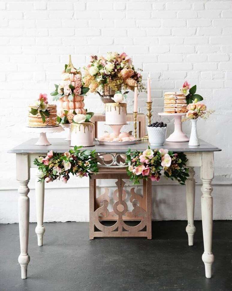 45. Decoração delicada com flores e velas para casamento simples em casa – Foto: Pesona Pengantin