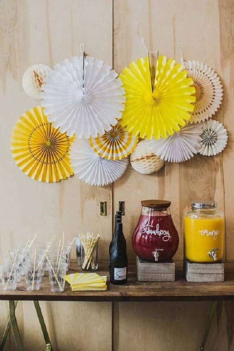 46. Separe um espaço especial para servir as bebidas durante a festa de casamento em casa – Foto: Home Decoo