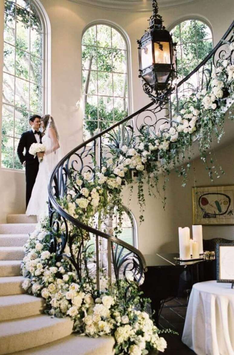 47. Capriche na decoração da escada para o casamento em casa – Foto: My Inner Fabulous