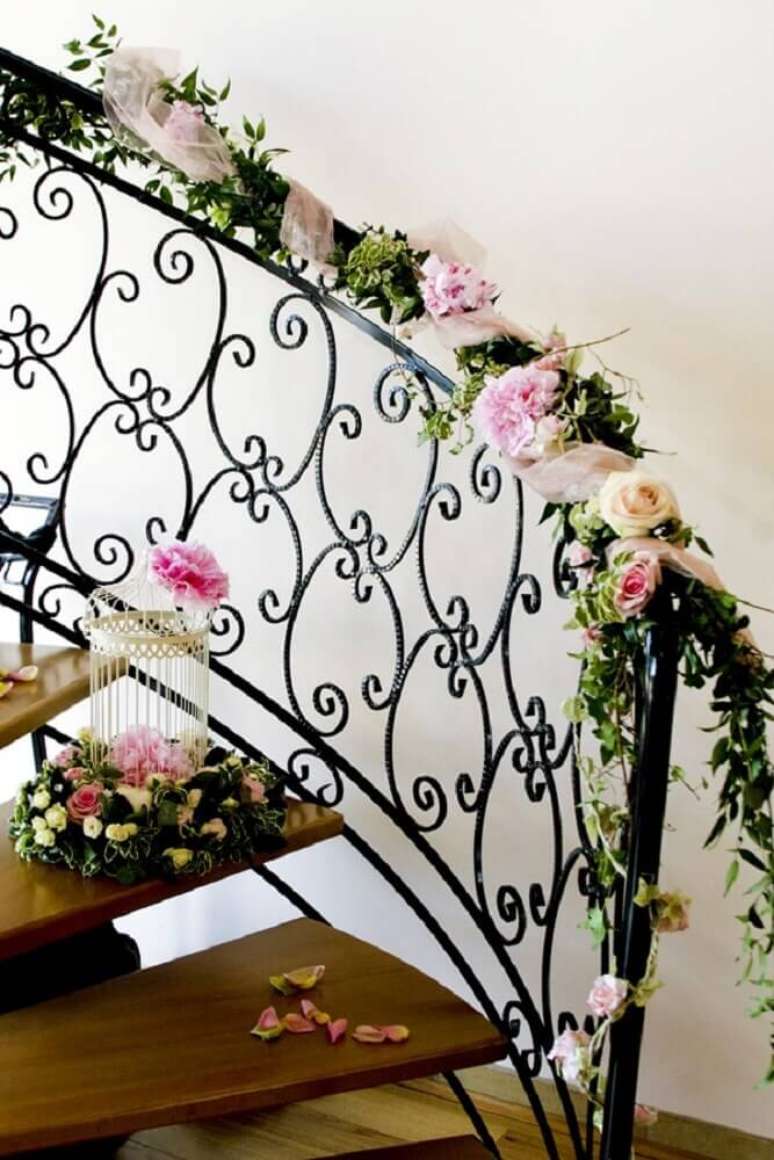 48. Para o casamento em casa com escada capriche nas detalhes decorativos da escada com muitas flores e folhagens – Foto: The English Wedding Blog