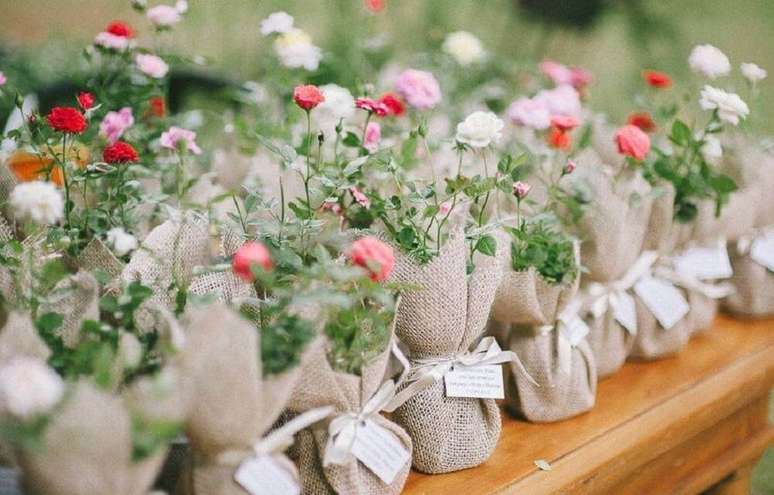 54. Mudinhas de plantas envoltas a sacos de juta são ótimas lembrancinhas de casamento para fazer em casa – Foto: Pinterest