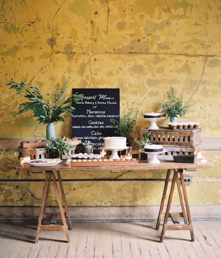 57. Mesa de bolo decorada para festa de casamento em casa – Foto: Pinterest