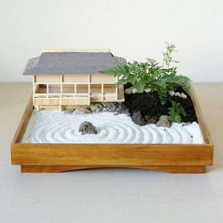 9. Mini jardim zen com bonsai pequeno