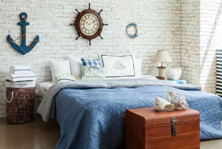 68. Modelos diferentes de criado mudo para quarto de casal com decora&ccedil;&atilde;o navy &ndash; Foto: Novate