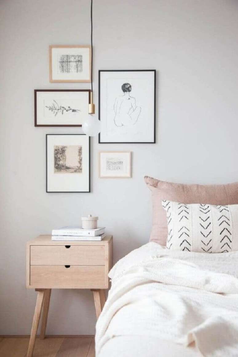 73. Decoração minimalista com criado mudo de madeira para quarto com pendente – Foto: Muy Molon