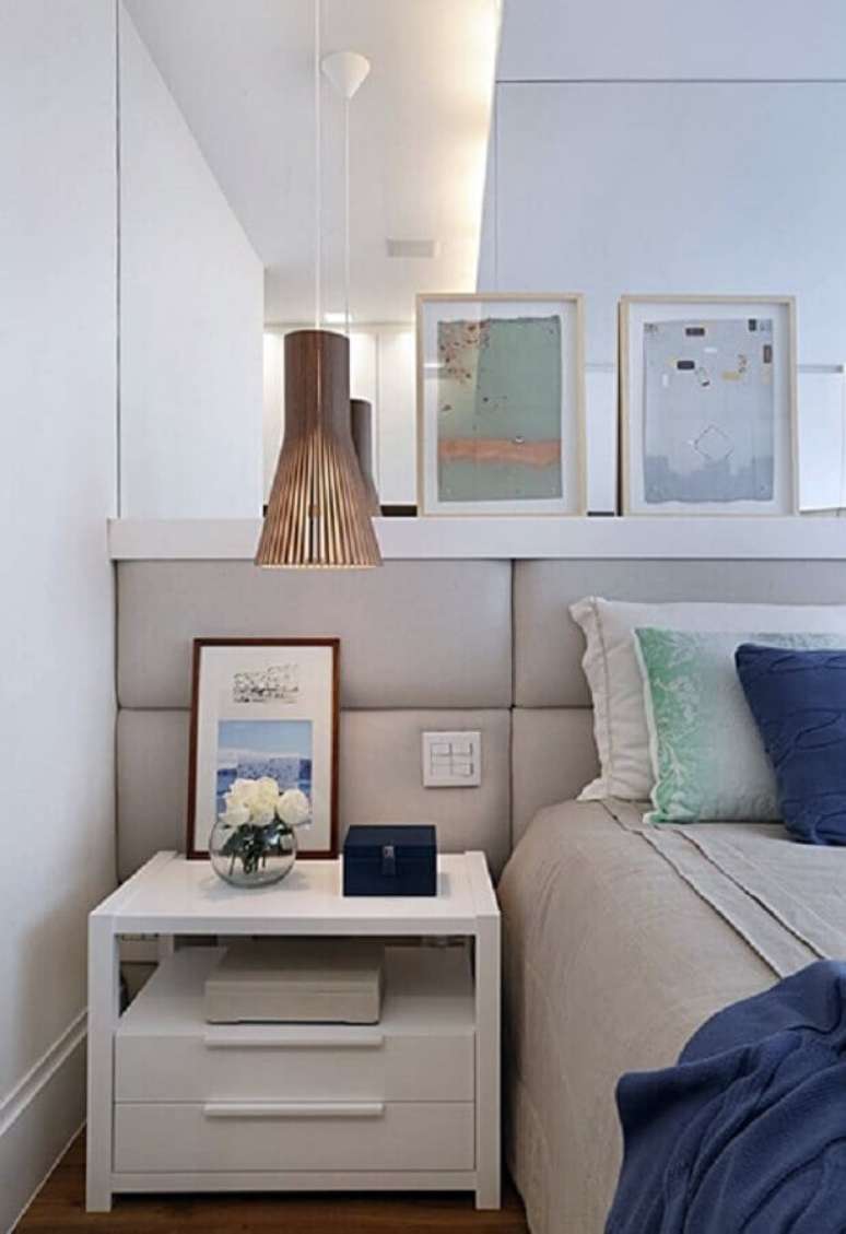 77. Quarto decorado com parede espelhada e criado mudo pequeno para quarto de casal – Foto: Pinterest
