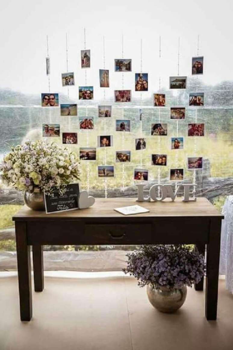 61. Na festa de casamento em casa não pode faltar um mural de fotos – Foto: Pinterest