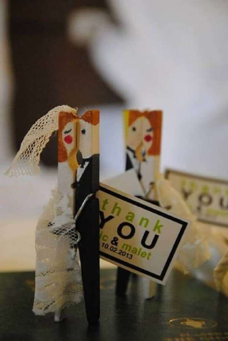 62. Prendedores de madeira decorados tamb&eacute;m s&atilde;o &oacute;timas ideias de lembrancinhas de casamento para fazer em casa &ndash; Foto: Pinterest