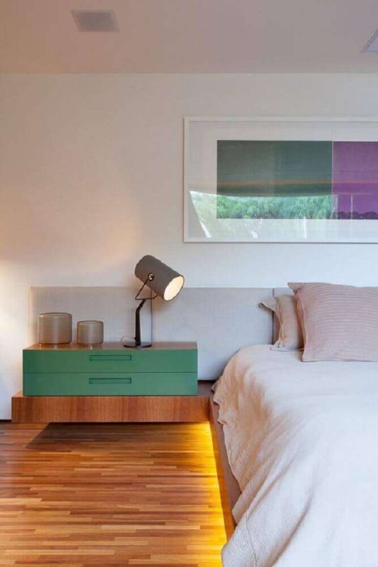 1. Decoração moderna com criado mudo para quarto de casal com iluminação de LED embaixo da cama – Foto: Home Decoo