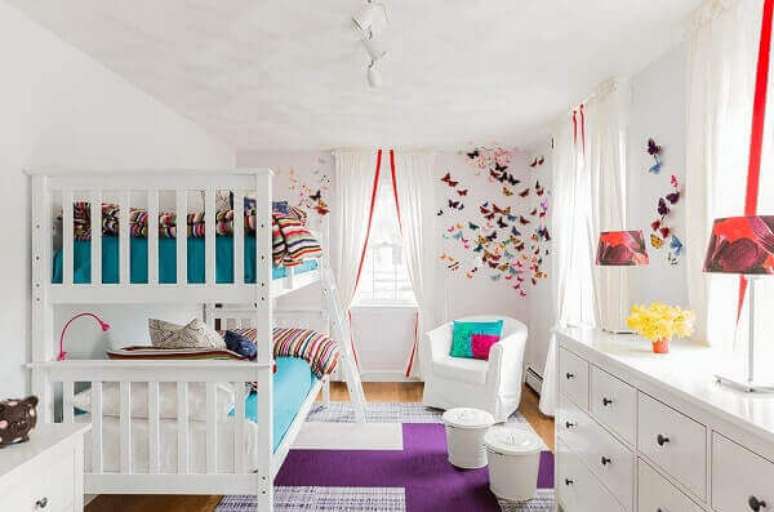 14- O quarto de crian&ccedil;a &eacute; decorado na cor branca e com objetos coloridos. Fonte: Freshome