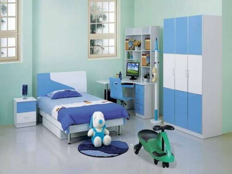 19- No quarto de criança menino os móveis são pintados na cor azul. Fonte: Photom